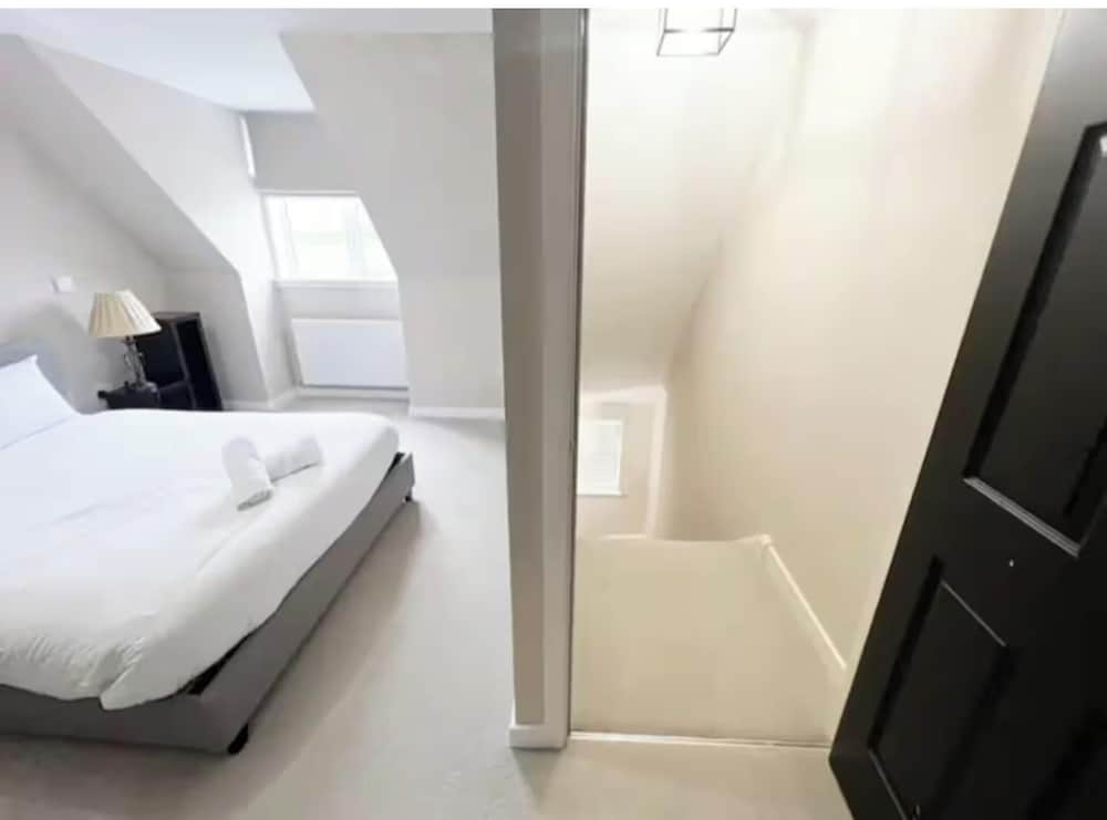 Charming 3 Bed Home in Stepps, Glasgow - Garden & Patio