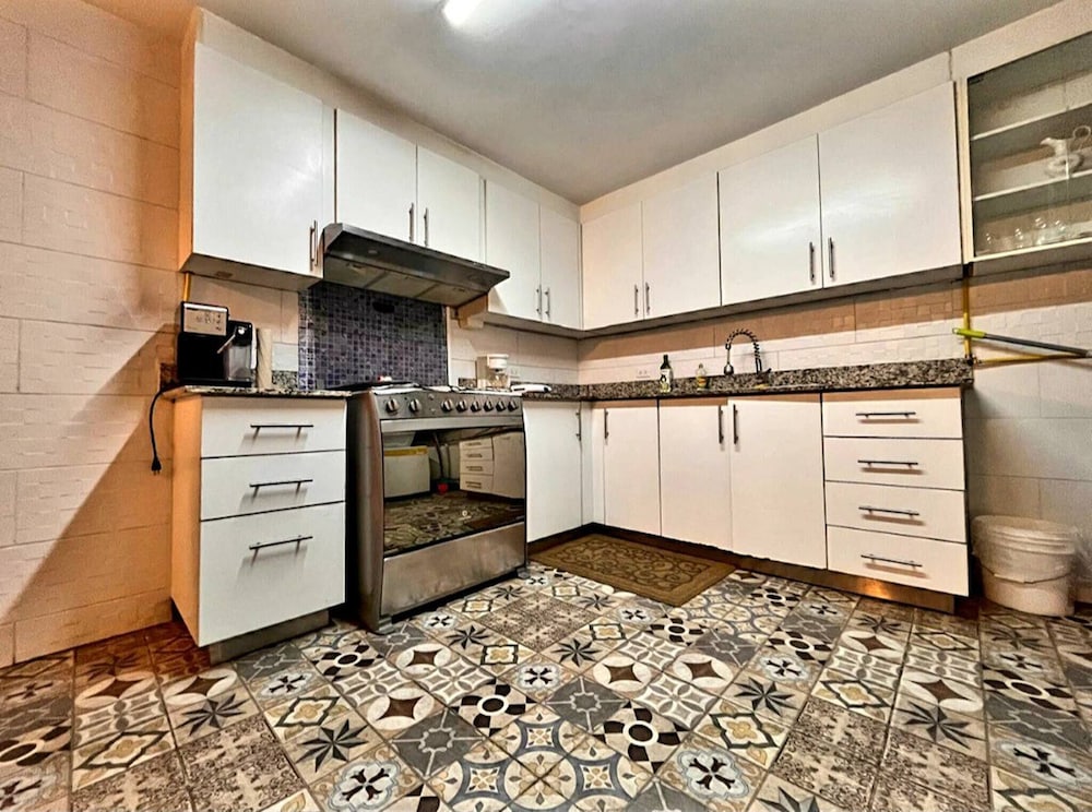 Spacious, Renovated, 2Hb in Style and With Pool