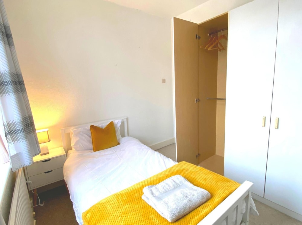 Bright and Spacious 4 Bedroom Home view 5