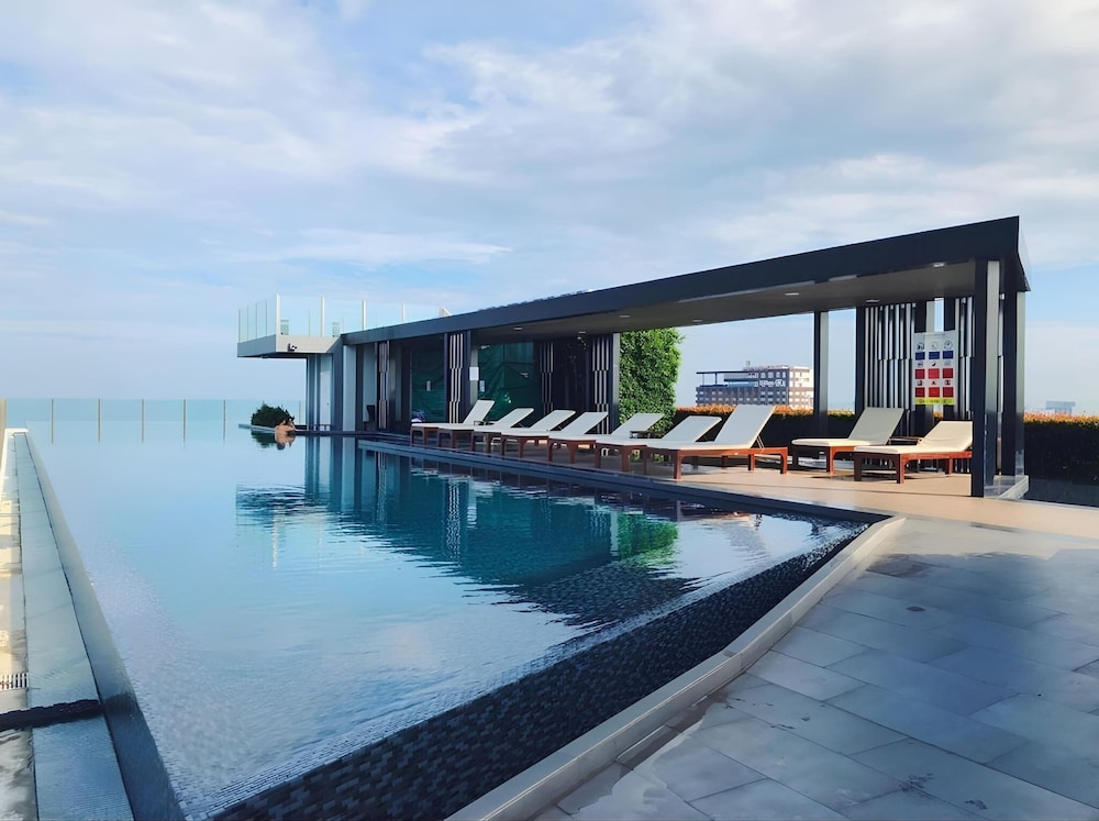 Great Location - Awesome Pool