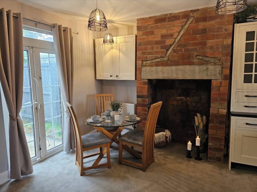 The Sweetbriar Cottage3 Bedroom House in Leeds