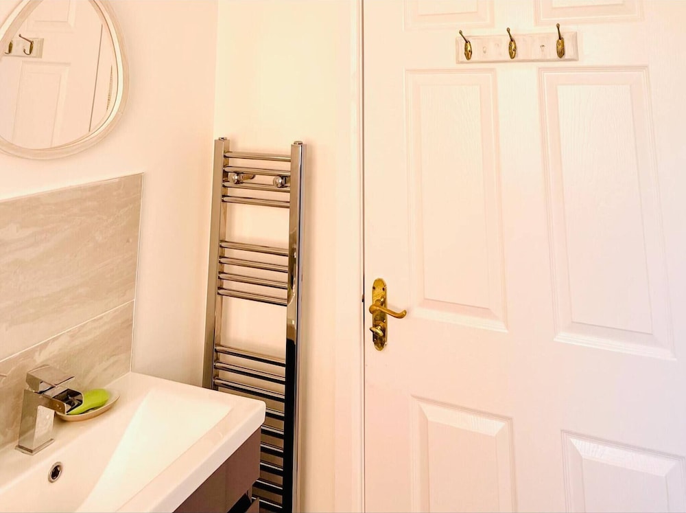 Stylish 3 BDR House With Free Parking Near Hulme