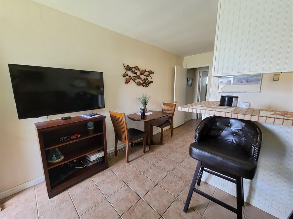 1 Bed Beach Bungalow #130 1 Bedroom Condo by RedAwning