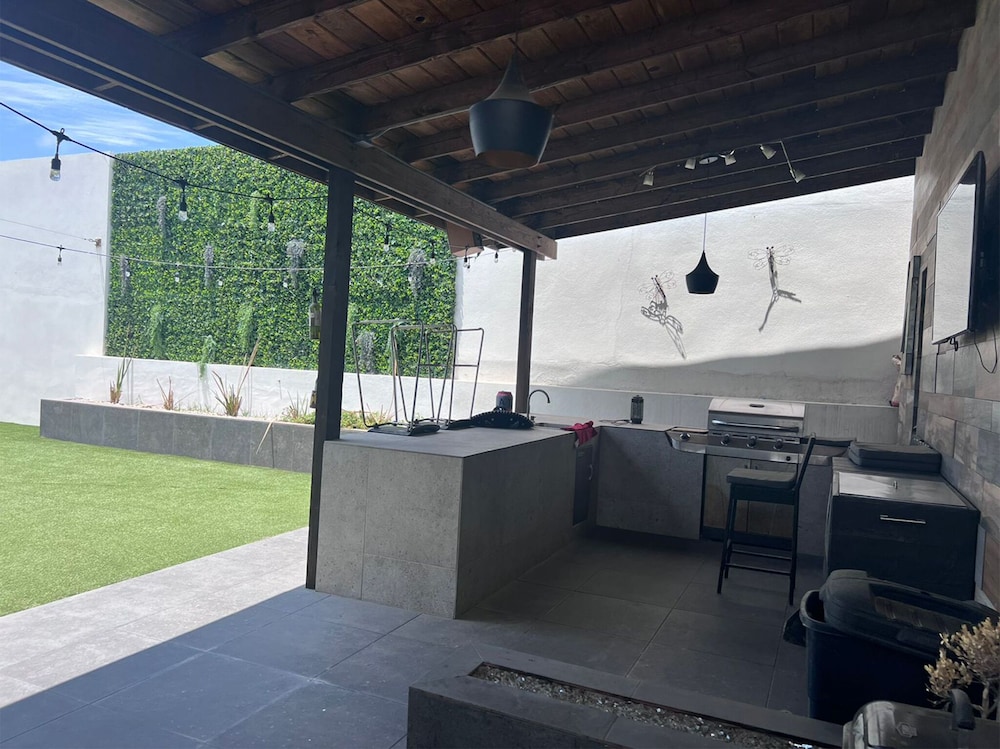 Beautiful, Comfortable House With Pool Jacuzzi With Warm Water view 3