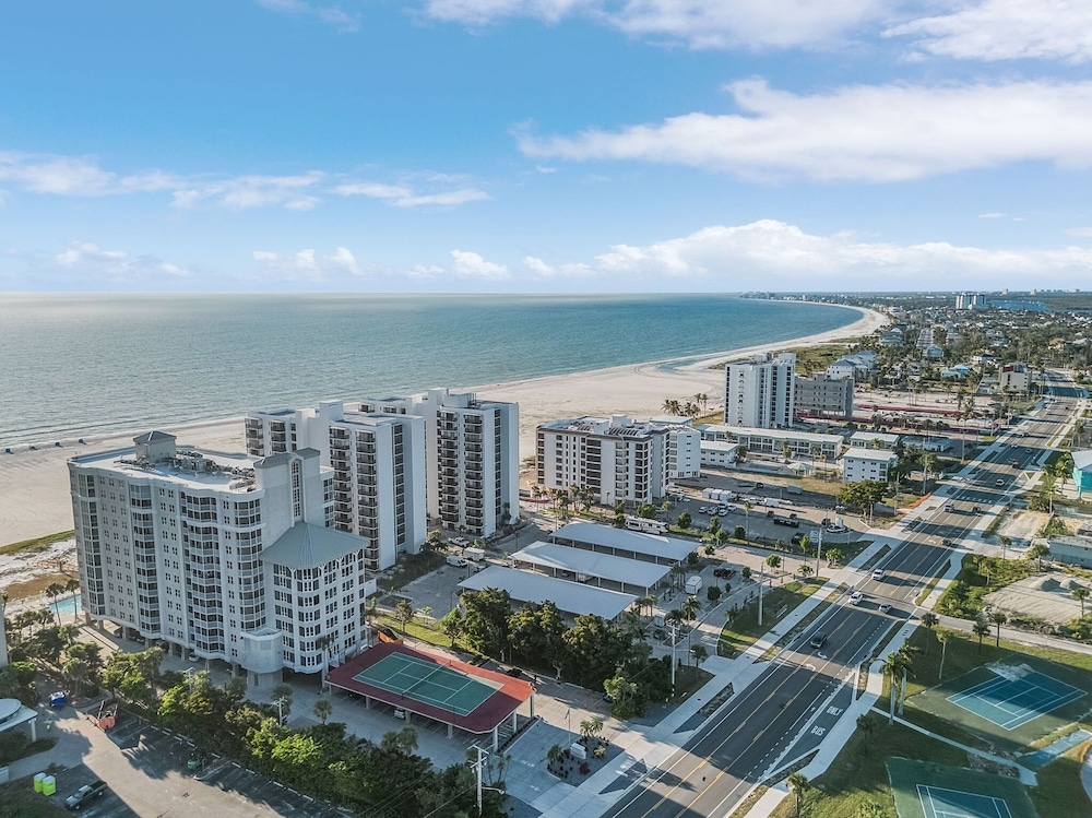 50 Shades Of White - Gullwing #805 - 6620 Estero Blvd 3 Bedroom Condo by RedAwning view 3