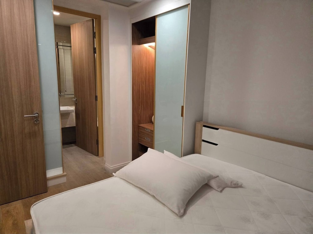 Charming 2 Bedroom Apartment in Heart of Phrom Phong