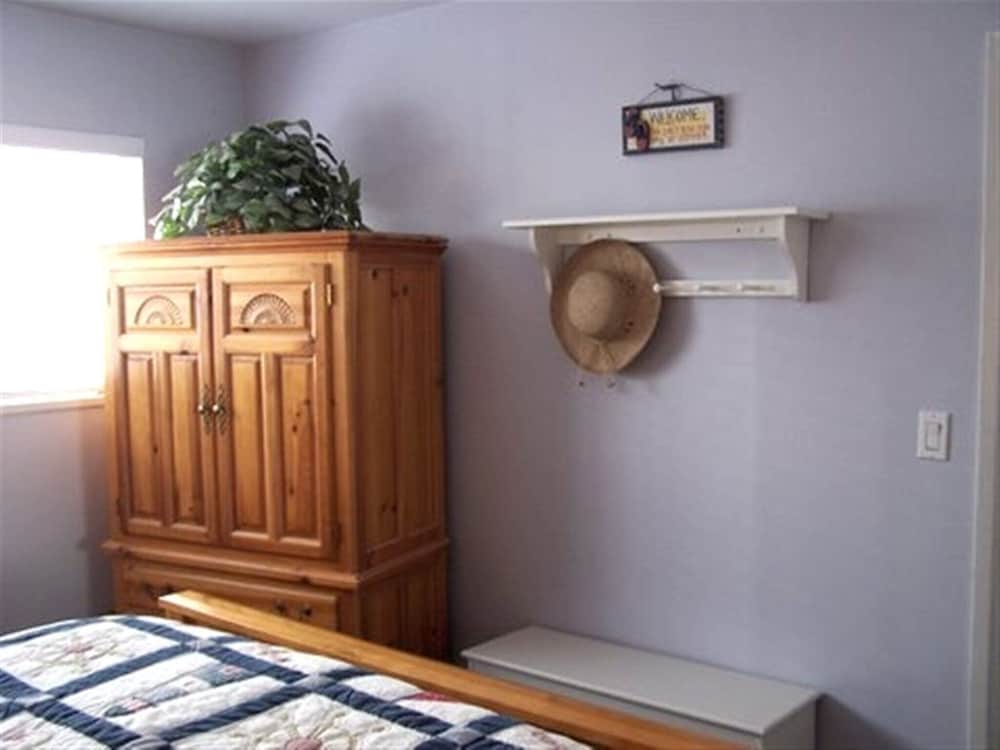 Beautiful 1 Bed Beach Condo #122 1 Bedroom Condo by RedAwning