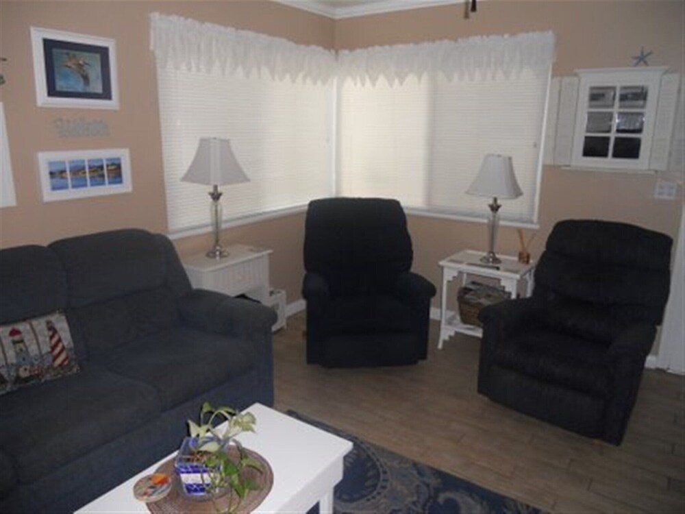 Beautiful 1 Bed Beach Condo #122 1 Bedroom Condo by RedAwning