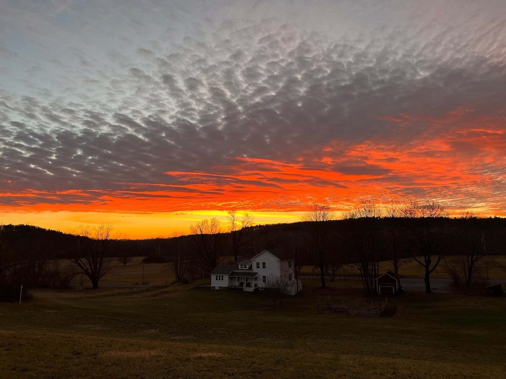 Gorgeous Hudson Valley Farmhouse On 14 Acres 3 Bedroom Home
