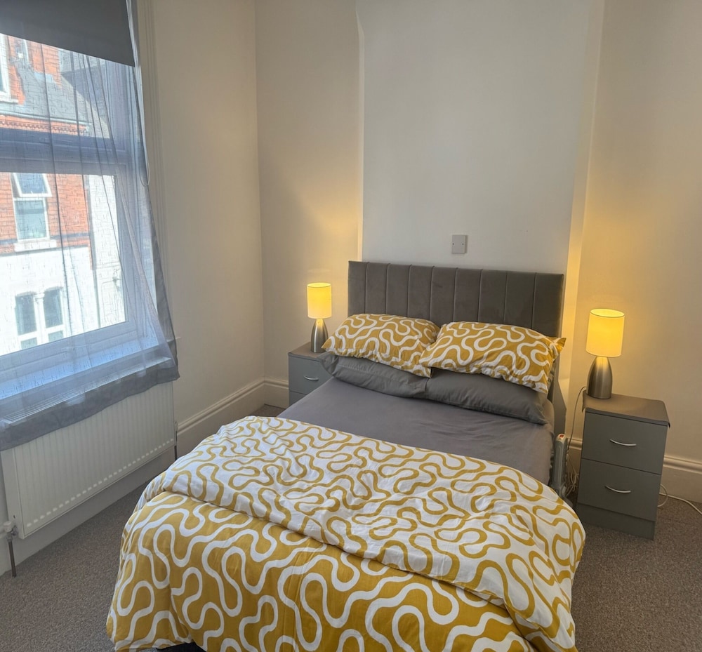 Stylish Home Near Shopping - Book Summer Stays Now