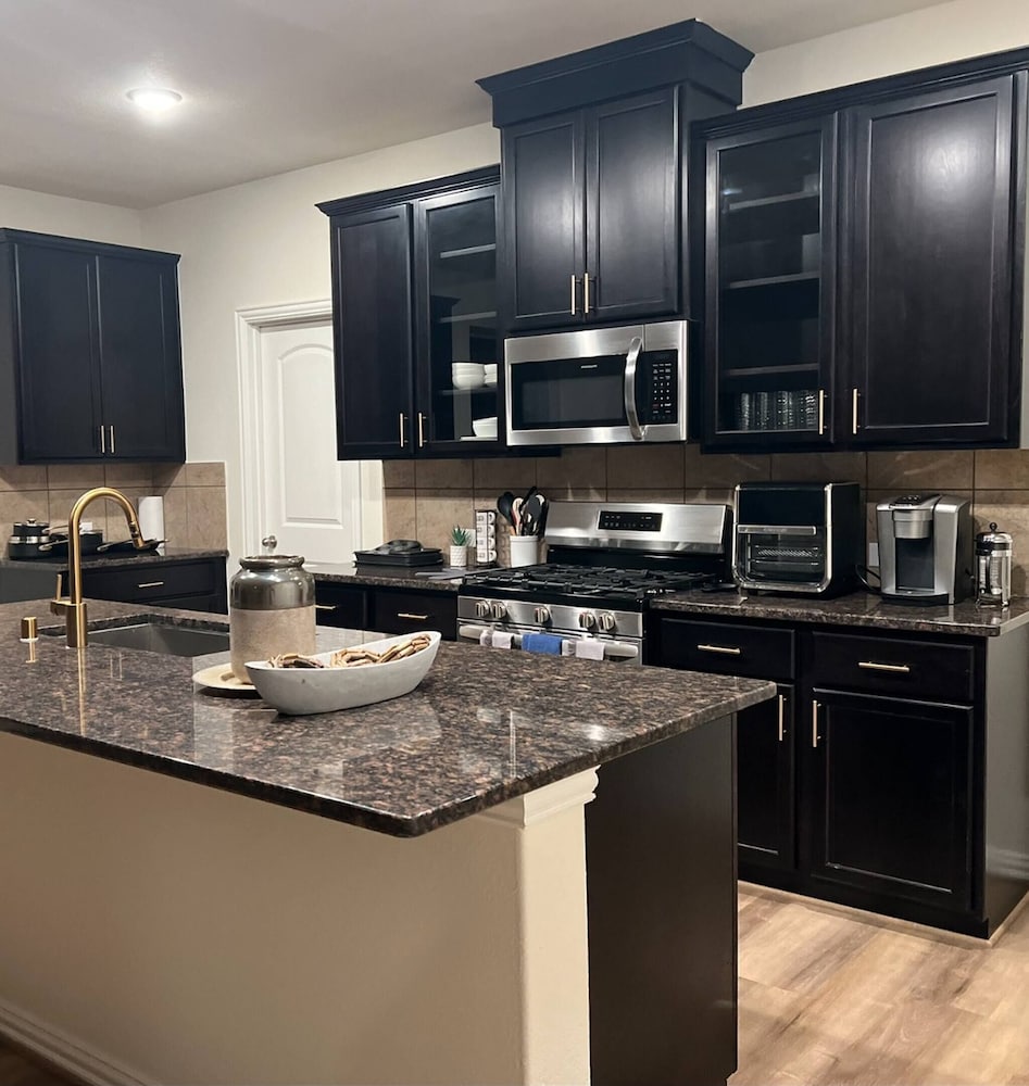 Balmoral Lakeside 5br 4ba House
