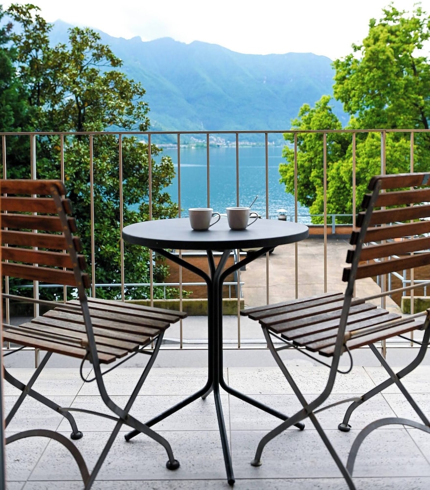 Sunny Suite With Lake View