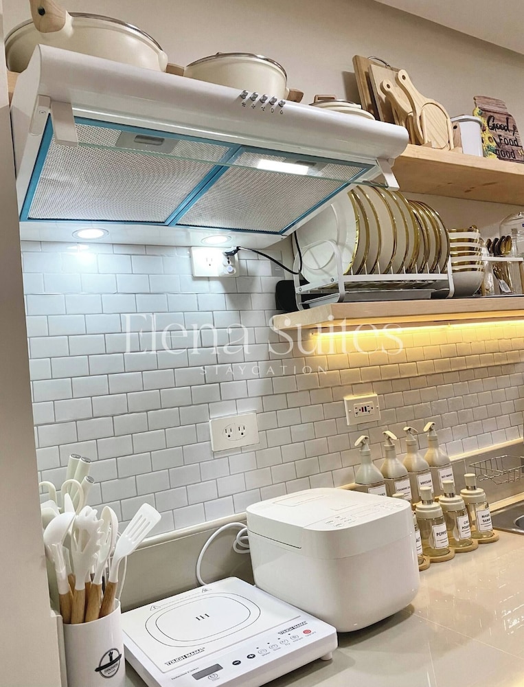 Aesthetic Cozy Stay With Ps4, Netflix & Coffee Nook - Elena Suites Staycation