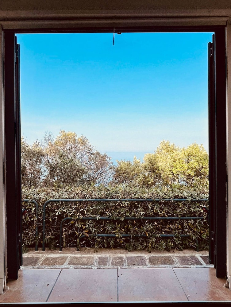 House Overlooking the bay - Seaview