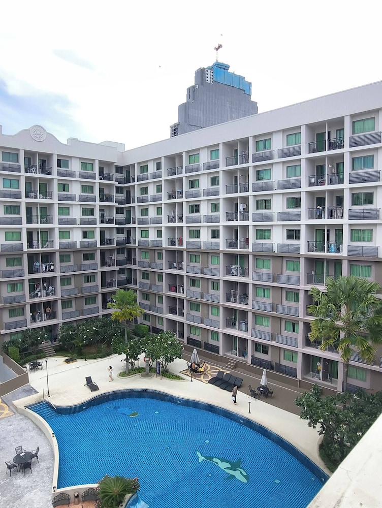 Luxurious Pattaya Apartment With Pool Access
