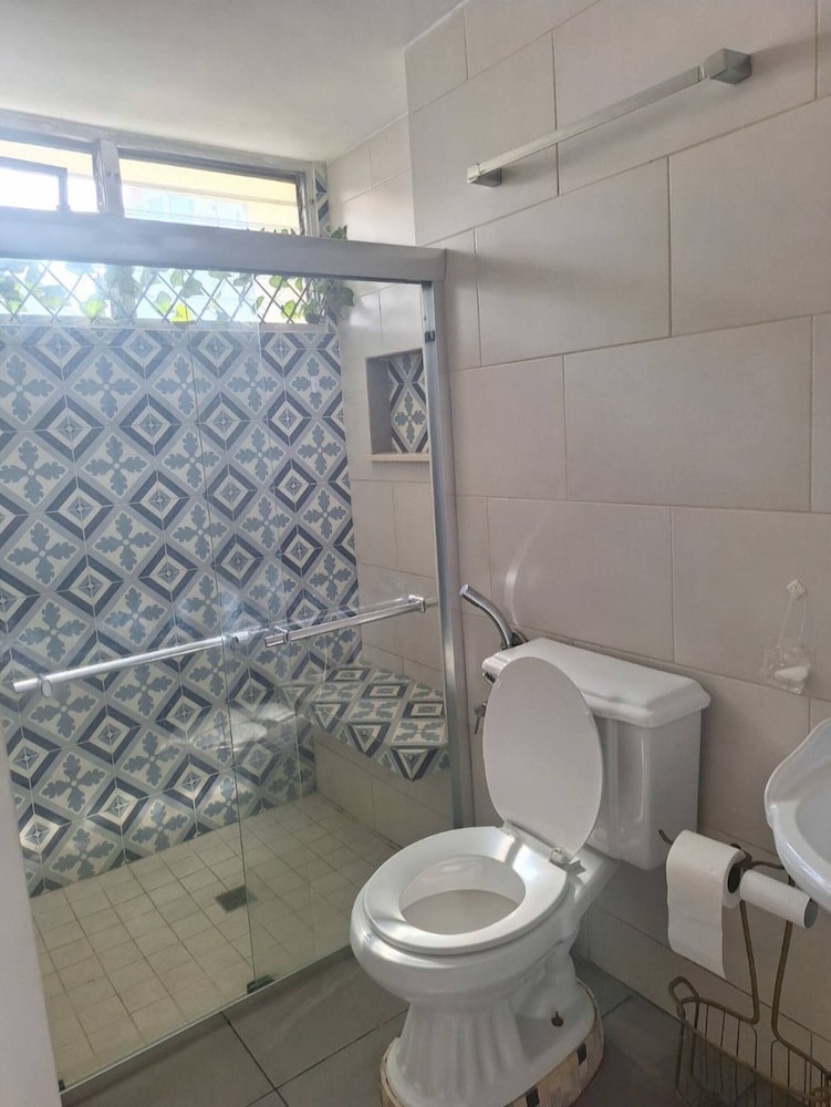Spacious, Renovated, 2Hb in Style and With Pool