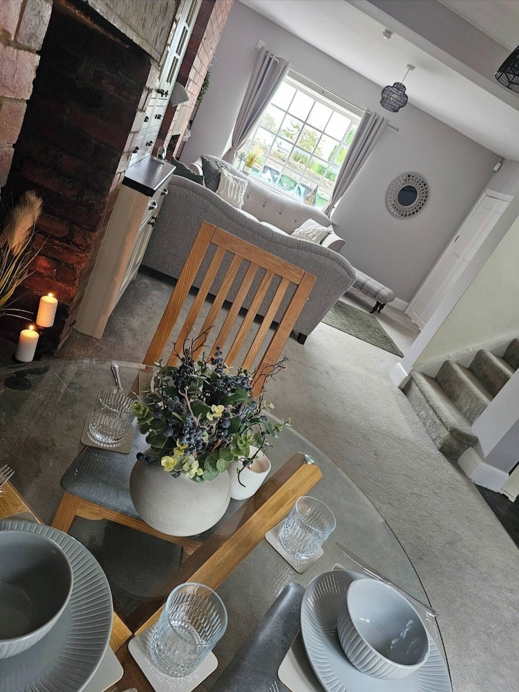 The Sweetbriar Cottage3 Bedroom House in Leeds