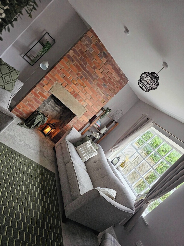 The Sweetbriar Cottage3 Bedroom House in Leeds