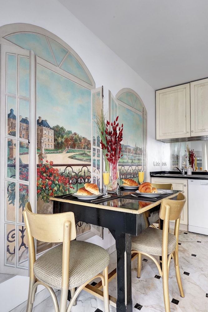 Stylish 2BR for 6 by Champs-Elysees