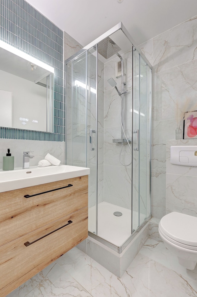 Stylish 2BR for 6 by Champs-Elysees