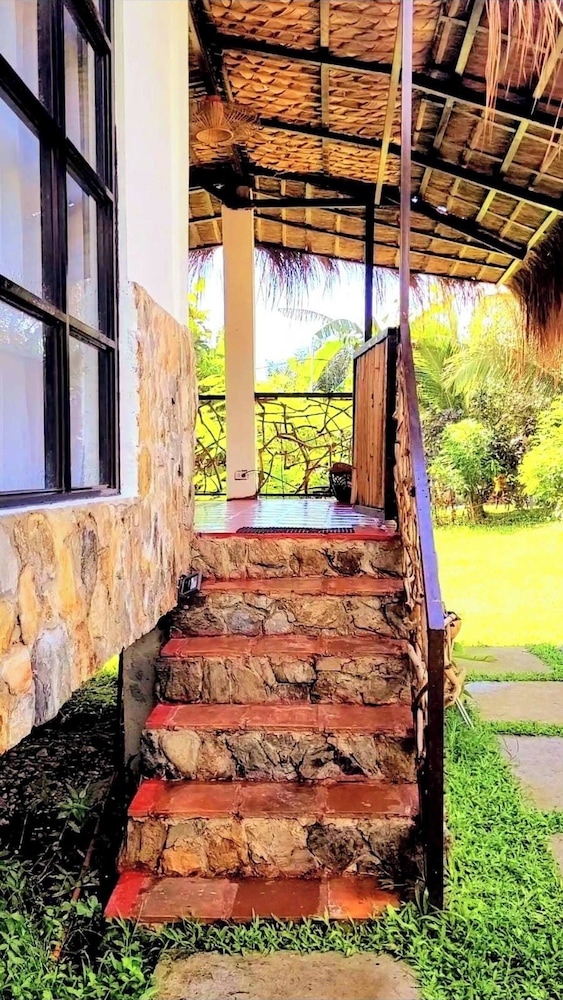 Modern Bahay Kubo Near Tagaytay - Casita Anahaw