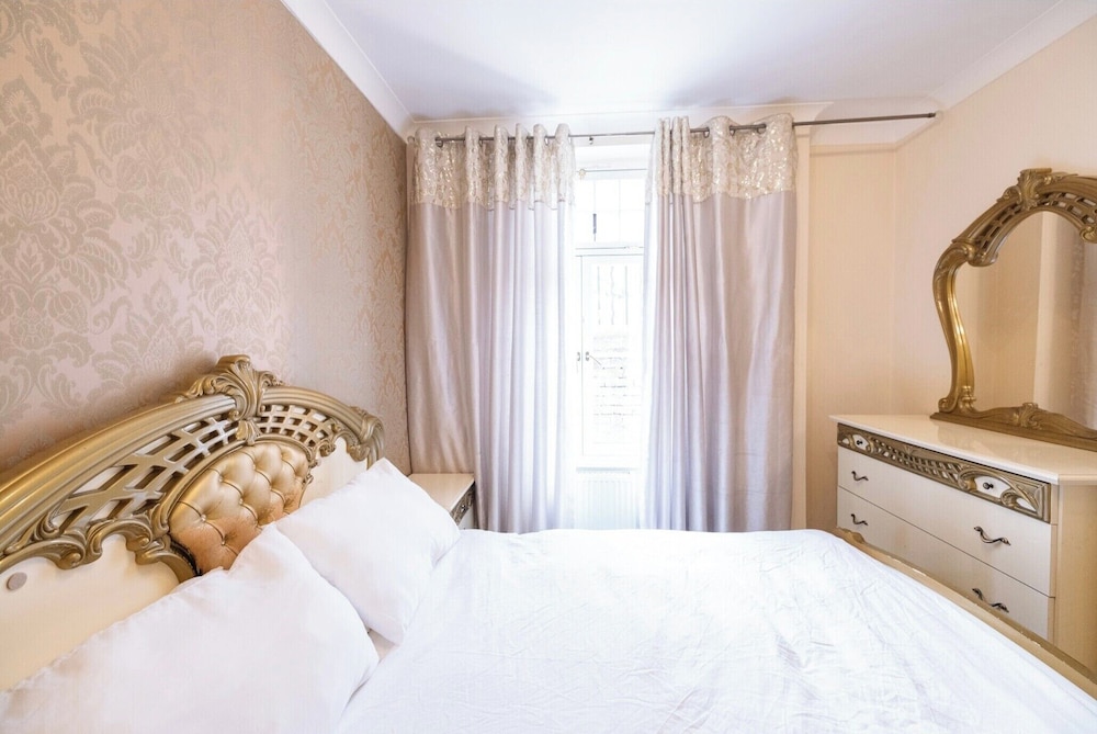 Chic London Apartment in Brown Hart Gardens