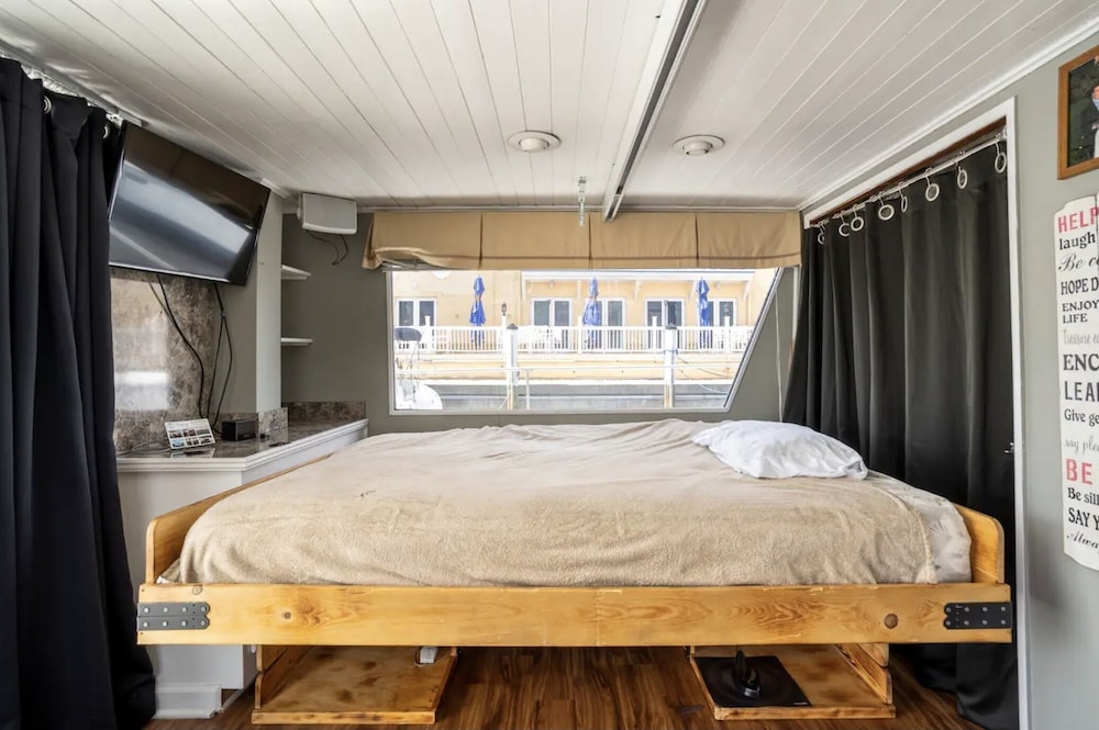 62' Yacht M/v Possibilities On Wide Private Canal 3 Bedroom Houseboat