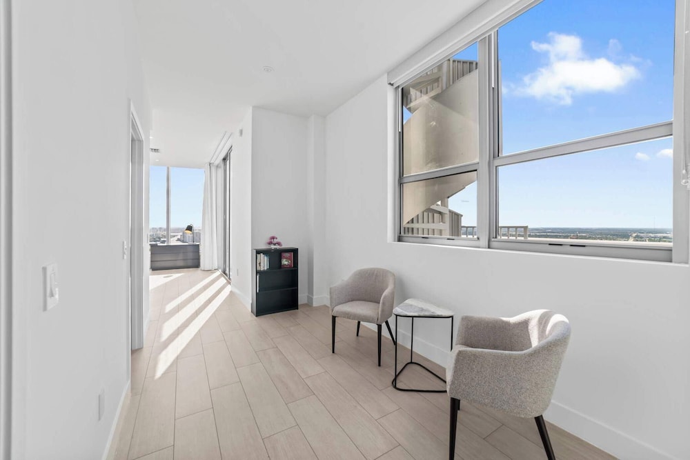 2BR Ocean Penthouse: Private Terrace & Hot Tub - Image 5