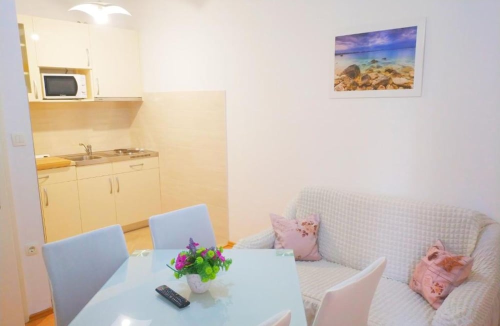 Apartments & Rooms Cakelic II