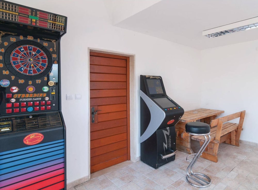 Peaceful Island Haven With Pool, BBQ & Games Area