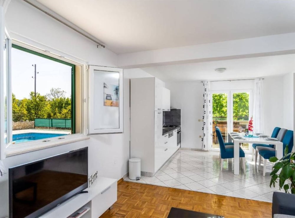 Tranquil Oasis Holiday Home Primorski Dolac With Pool