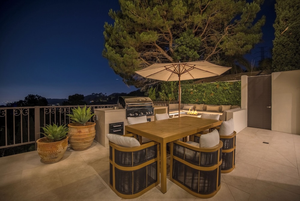 Villa Solea - Mulholland Retreat w/ Pool, Spa & Iconic LA Views