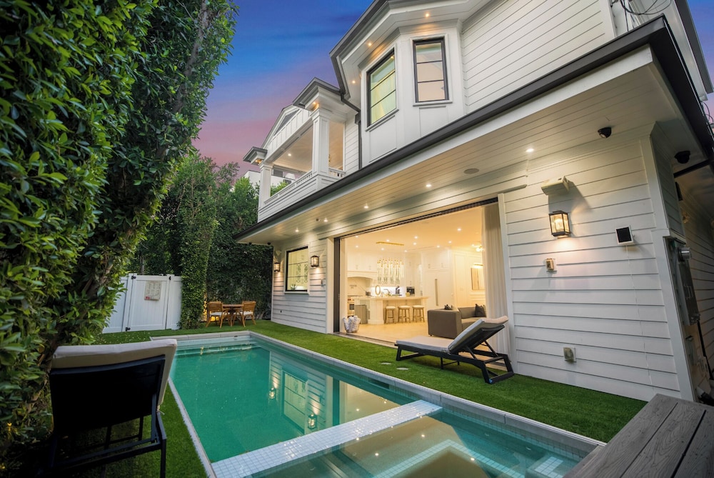 Spaulding Ave Farmhouse - Bespoke LA Home w/ Pool & Home Theater