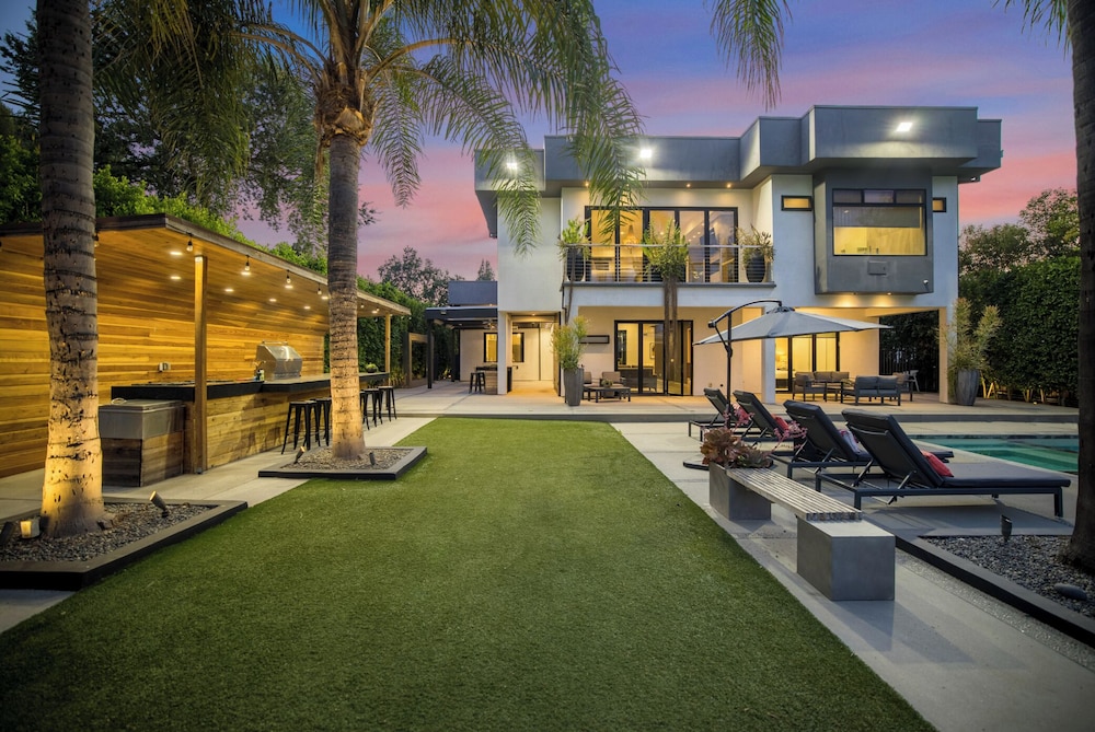 Louise Modern - Luxury Smart Estate in Encino w/ Pool, Gym & Spa