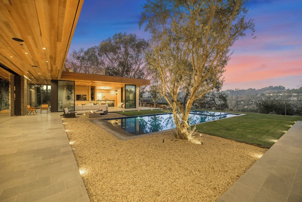 Oak Pass Manor: Indoor-outdoor Luxury With Pool, Sauna & Panoramic Views