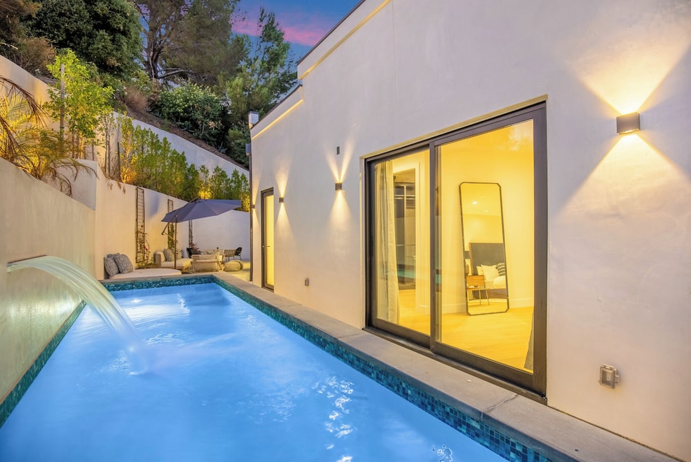 Belden Modern Villa - Iconic Hollywood Hills Retreat
