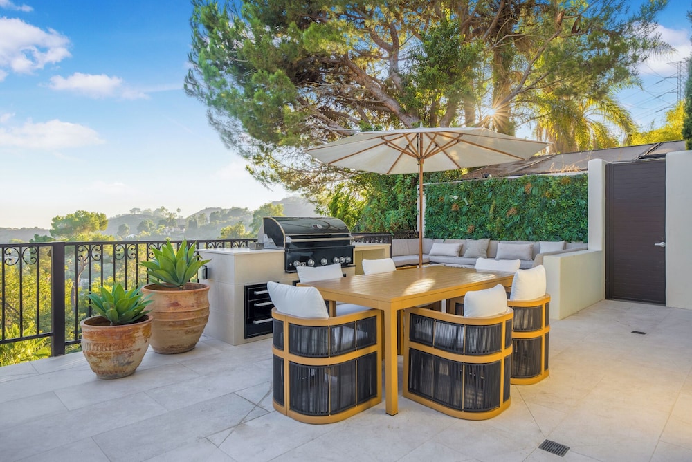Villa Solea - Mulholland Retreat w/ Pool, Spa & Iconic LA Views
