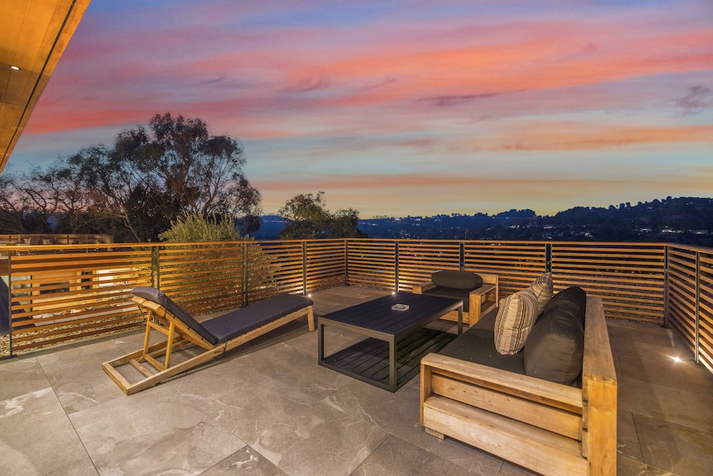 Oak Pass Manor: Indoor-outdoor Luxury With Pool, Sauna & Panoramic Views