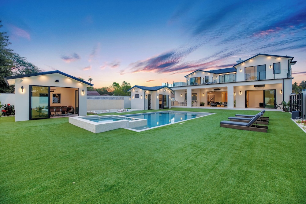 Villa Califa - Resort-style Living w/ Private Pool, Spa & Theater
