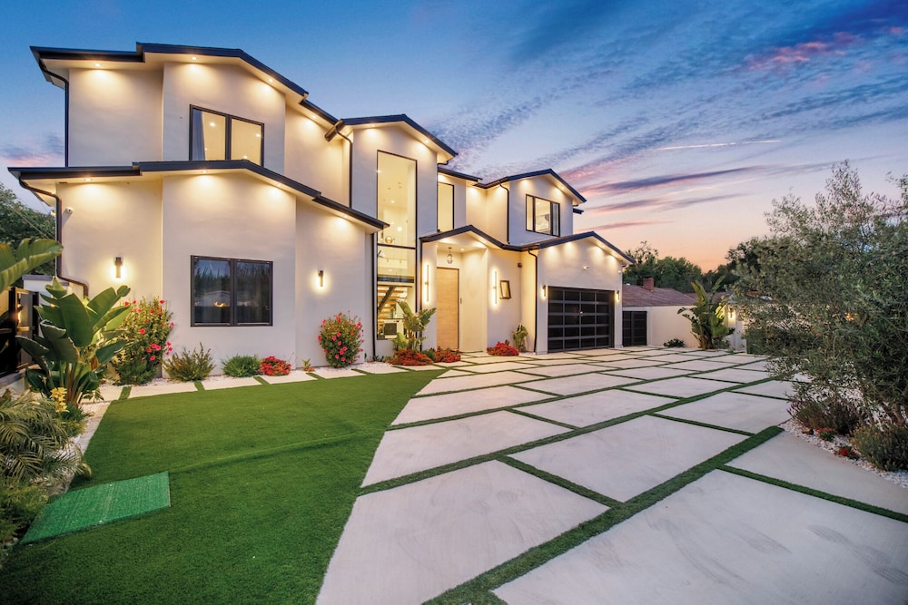 Villa Califa - Resort-style Living w/ Private Pool, Spa & Theater