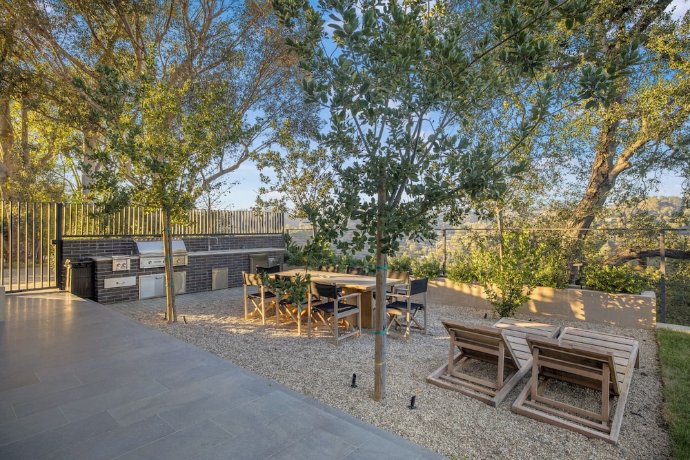Oak Pass Manor: Indoor-outdoor Luxury With Pool, Sauna & Panoramic Views
