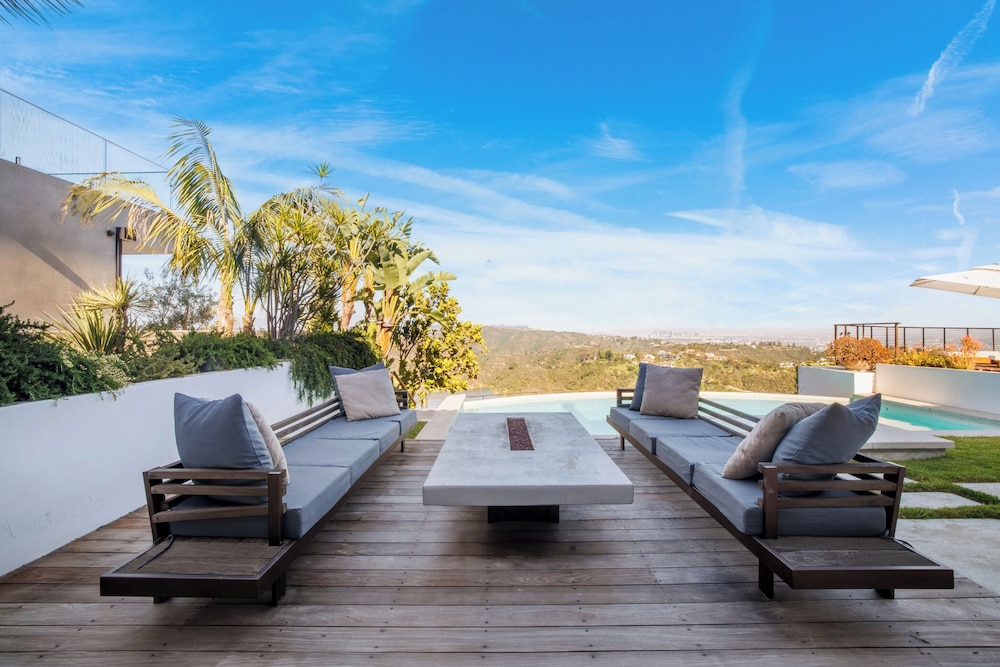 Stradella View - Bel-air Oasis w/ Infinity Pool & Stunning Panoramic Views