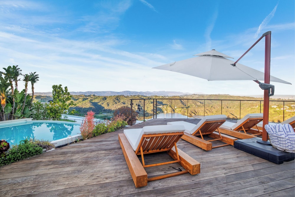 Stradella View - Bel-air Oasis w/ Infinity Pool & Stunning Panoramic Views