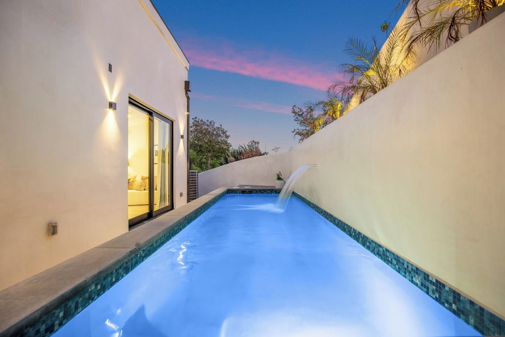 Belden Modern Villa - Iconic Hollywood Hills Retreat