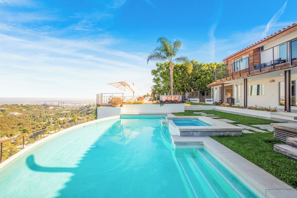 Stradella View - Bel-air Oasis w/ Infinity Pool & Stunning Panoramic Views