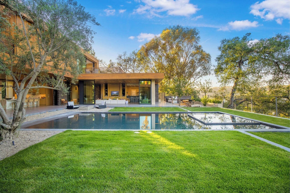 Oak Pass Manor: Indoor-outdoor Luxury With Pool, Sauna & Panoramic Views