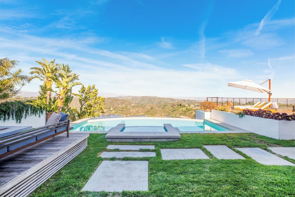 Stradella View - Bel-air Oasis w/ Infinity Pool & Stunning Panoramic Views