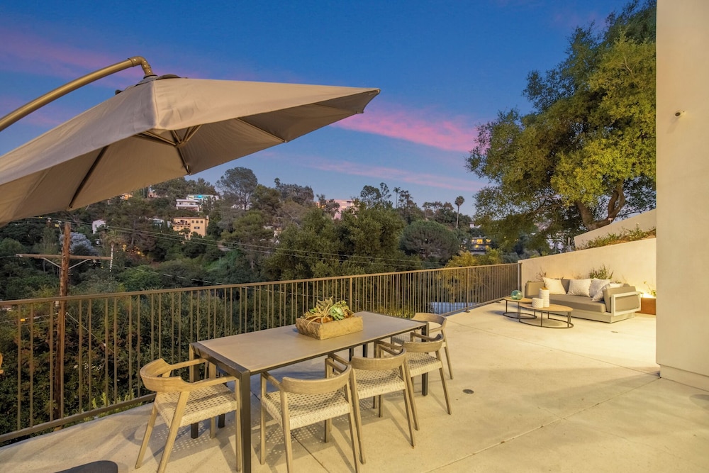 Belden Modern Villa - Iconic Hollywood Hills Retreat