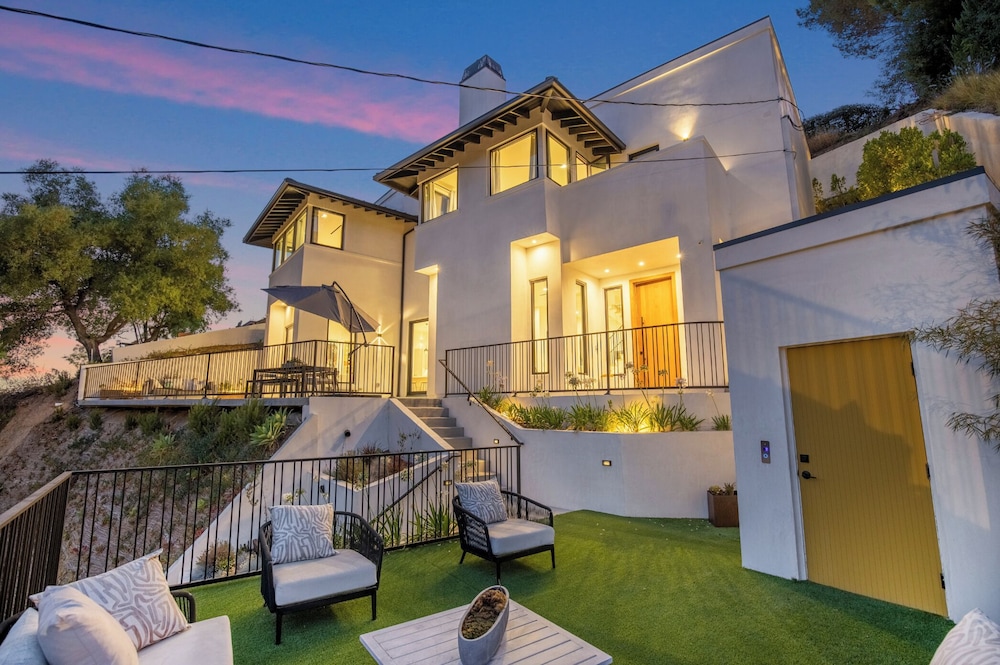 Belden Modern Villa - Iconic Hollywood Hills Retreat