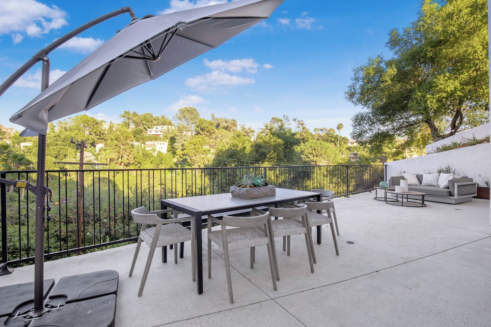 Belden Modern Villa - Iconic Hollywood Hills Retreat